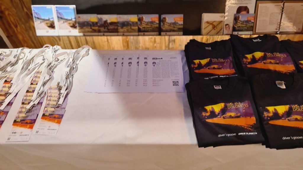 Willkommens-Tisch bei RTD6 mit T-Shirts, Begrüßungsschreiben und Namenskärtchen an Lanyards