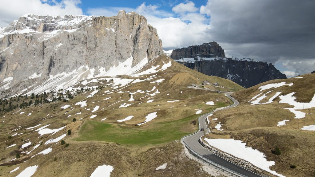 Ride the Dolomites 7 - Schnee auf dem Gebirgsmassiv in den Alpen