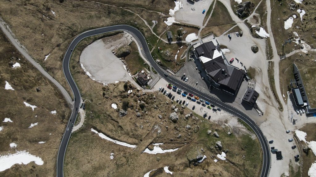 Ride the Dolomites 7 - Vogelperspektive auf die 20 Mustangs der Tourteilnehmer