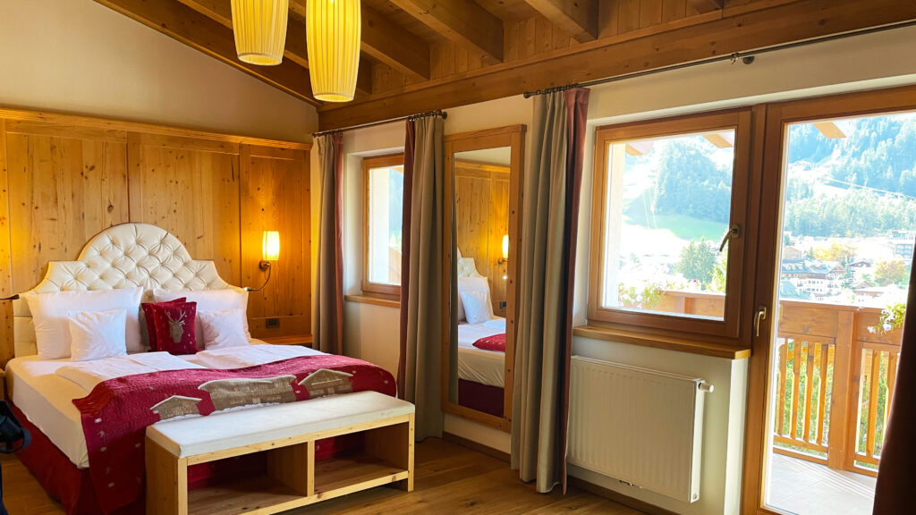 Modernes Hotelzimmer mit Doppelbett und Balkon im Almhof Hotel Call