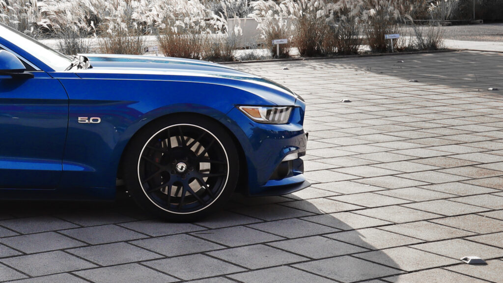 Vorderes Drittel meines blauen Ford Mustang im Profil