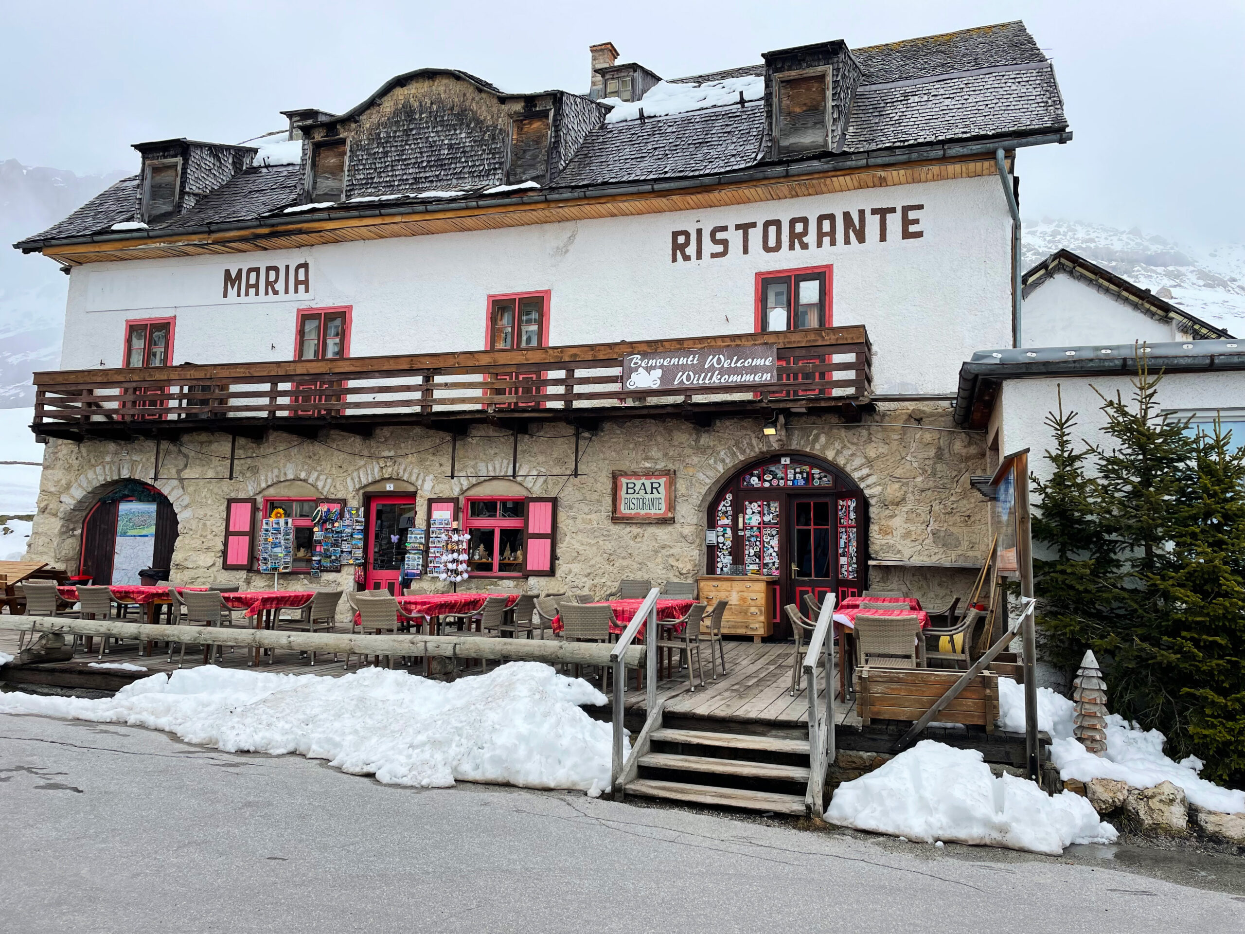 Historisches Gebäude mit dem Schriftzug „MARIA RISTORANTE“ im Schnee.