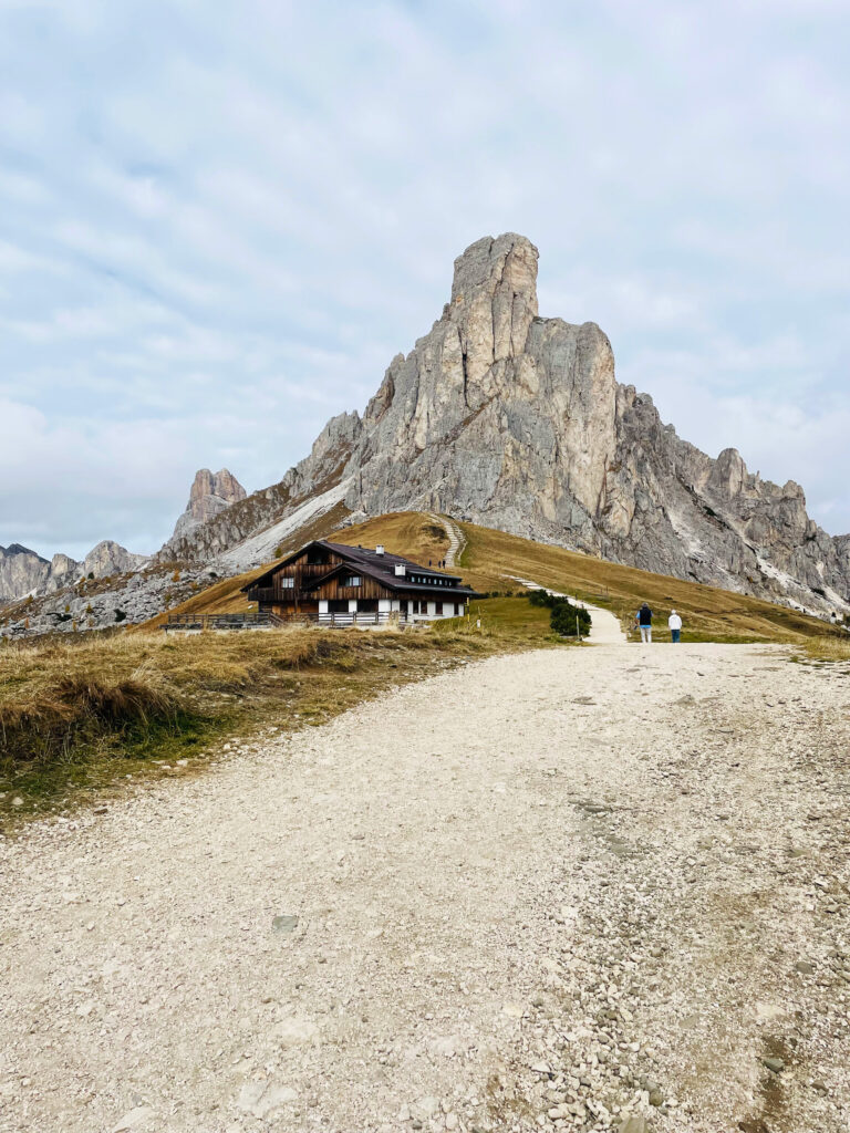 Schotterweg führt zum bekannten Felsmassiv „Passo Giau“.