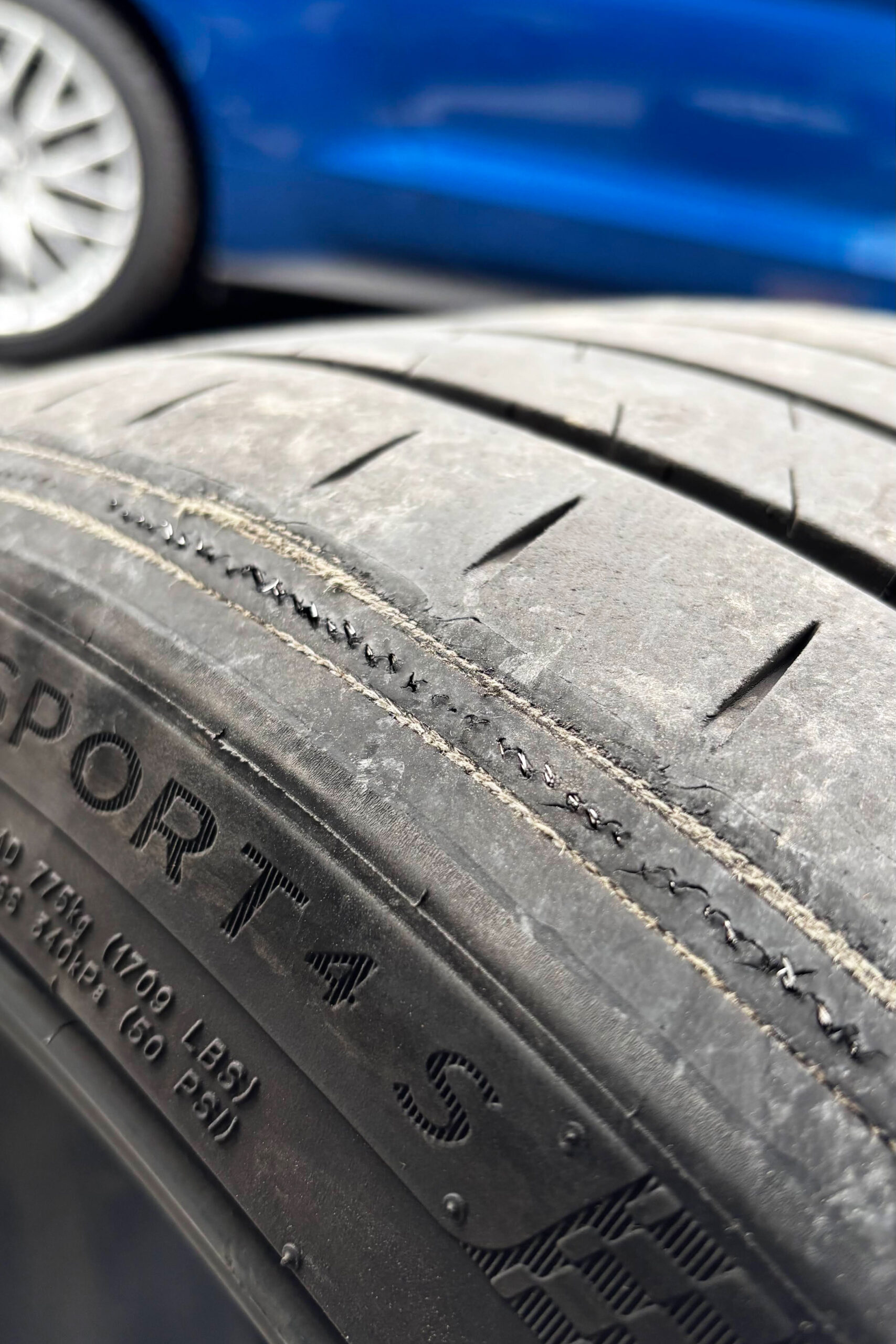 Starke Abnutzung auf der Lauffläche eines Sommerreifens Michelin Pilot Sport 4S sichtbar, Profilgrenze fast erreicht.