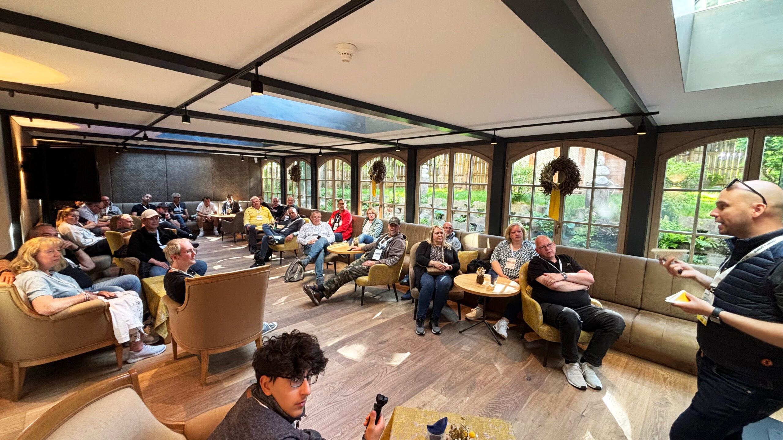 Ride the Dolomites Briefing in einem lichtdurchfluteten Raum im Almhof Hotel Call