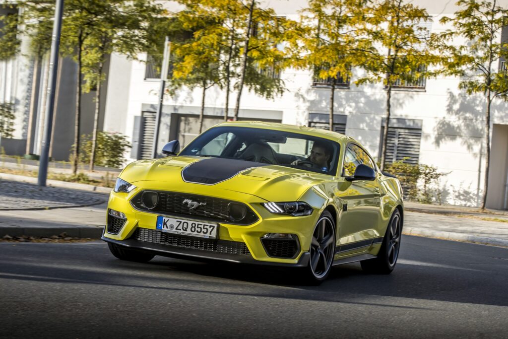 Ein gelber Ford Mustang Mach 1 auf der Straße