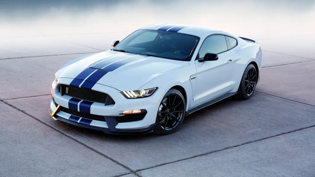 Ein weißer Shelby GT350 auf einer Fläche stehend