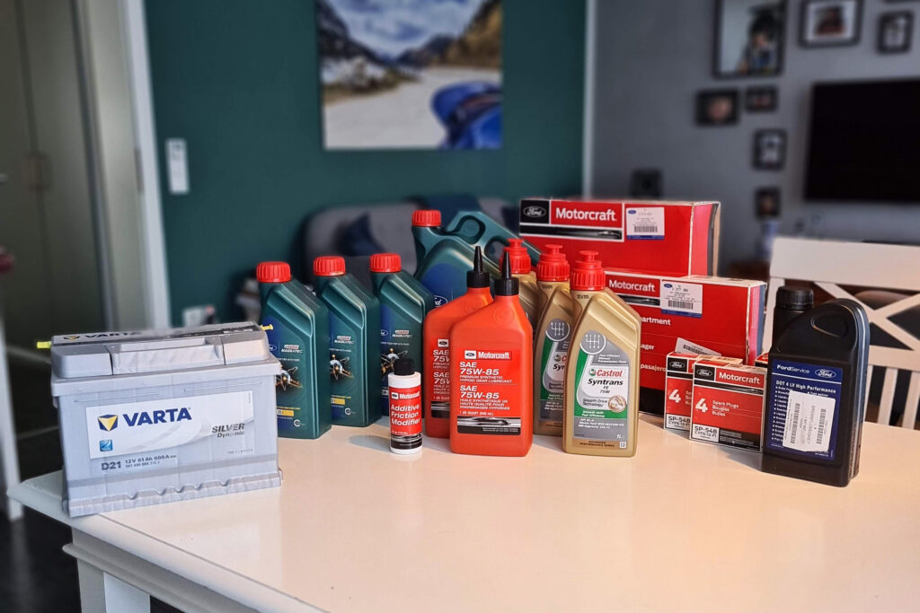 Foto eines grossen Inspektionspakets für den Ford Mustang GT mit Starterbatterie, Motoröl, Getriebeöl, Differentialöl, Luftfilter, Innenraumfilter, Ölfilter und Zündkerzen